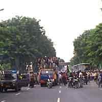 Konvoi Korban Lapindo Masuk Kota Surabaya, Jalanan Macet