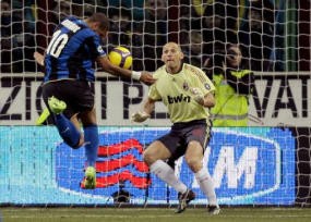 Gol Adriano Jadi Buah Bibir
