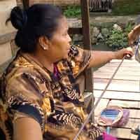 Satu-satunya Wanita Penarik Perahu Tambang di Surabaya