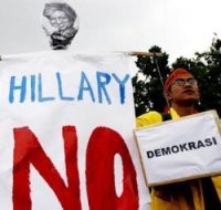  Massa Anti Hillary Aksi Duduk, Jl Medan Merdeka Macet 