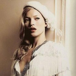 Perut dan Payudara Membesar, Kate Moss Bantah Hamil