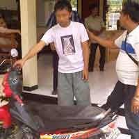 Pelaku Penggelapan Motor Digulung Saat Berduka