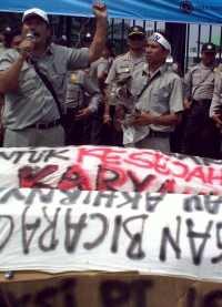 500 Karyawan PT ISN Bawa 4 Keranda ke DPR, Ancam Golput