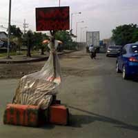 Hati-hati! Jalan Margomulyo Rusak Parah