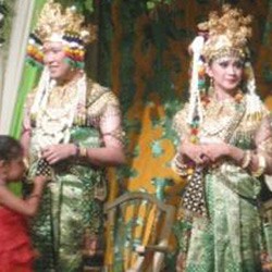 Berkain Hijau, Noe Letto Pesta Nikah di Kendari