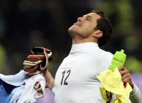 Julio Cesar Penyelamat Adriano