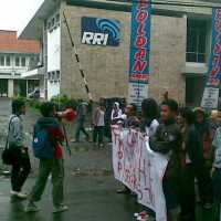 Tolak UU BHP, FMPPI Blokir Jalan Supratman