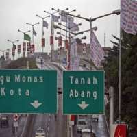 Atribut Bendera Parpol Mulai Ndompleng Fasilitas Umum