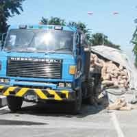 Ratusan Sak Semen Tumpah di Jalan, Lalin di Gresik Tersendat