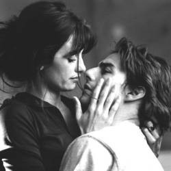 Tom Cruise Bingung Disapa Aktris Seksi 