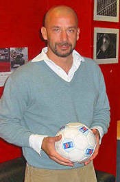 Vialli Unggulkan Si Nyonya Tua