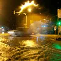 Surabaya Diguyur Hujan, Jalanan Berubah Jadi Sungai