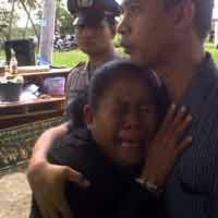 Usai Dibongkar, Warga Wonorejo Mengais Sisa Bangunan