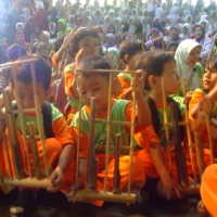 Seribu Guru dan Anak Kolaborasi Bermain Angklung