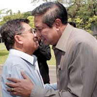 SBY Gelar Rapat Mendadak dengan Kalla