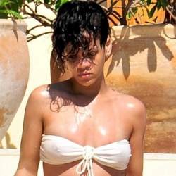 Pasca Dipukuli, Rihanna Muncul Berbikini