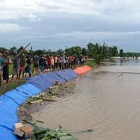 Siaga Banjir, Warga Tuban Jaga Tanggul 24 Jam
