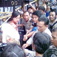 Buru Tersangka Lain, Polisi Periksa Rekening Atun