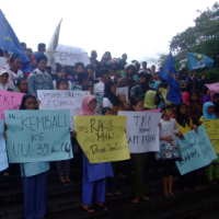 Menakertrans Didemo di Gedung Sate