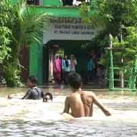 Ponpes Dikepung Banjir, Ratusan Santri Dipulangkan