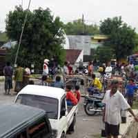 Khawatir Tanggul Jebol, Jalur Menuju Bojonegoro Diblokir