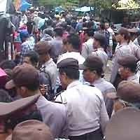 Bubarkan Pasien Dukun Cilik Ponari, Polisi Dilempar Lumpur