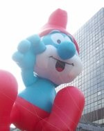 Serunya Melihat Smurf Raksasa