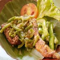 Gurih-gurih Pedas Ayam Penyet Cabai Hijau