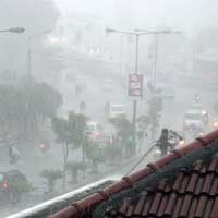 Surabaya Diguyur Hujan Petir