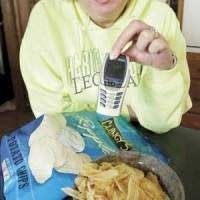 Wanita Nemu Ponsel Nokia di Bungkus Cemilan