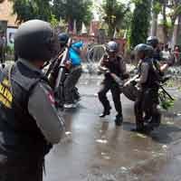 Demo Tuntut Pileg Damai Ricuh, 3 Pendemo Tertembak