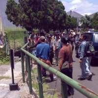 Jalanan Dilalui Kendaraan Proyek, Warga Pasang Kawat Berduri