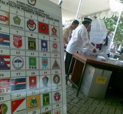 Petugas Pelipat Suara Curang, Distribusi Tertunda