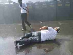 Simulasi Pengunjuk Rasa Tertembak Brimob di KPU