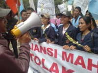 100 Mahasiswa Buddha Bakar Dupa di Buddha Bar