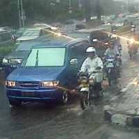 15 Menit Hujan Guyur Jakarta, Genangan Air di Mana-mana