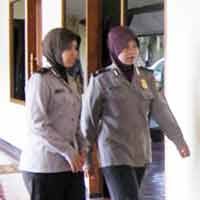 Imbauan Jilbab Bagi Polwan Jangan Jadi Ajang Diskriminasi