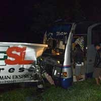 Bus Sumber Kencono vs Truk Express, 1 Orang Tewas