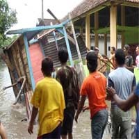 Tuntut Kasun Mundur, Warga Robohkan Tiga Pos Kamling