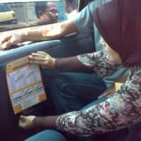 KPU Bandung Pasang Stiker Pemilu di Angkot