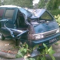 Pohon Tumbang Timpa Mobil di Antapani
