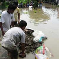 Linmas Dikerahkan Buat Bendungan di Bantaran Kali Jagir
