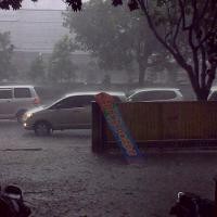 Hujan Angin Bikin Wajah Caleg Tak Dikenali