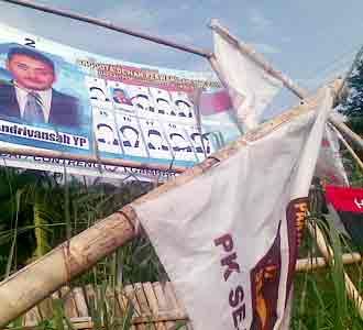 Angin Kencang Terjang Baliho Caleg