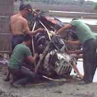 Rakit dan Gergaji Mesin Dikerahkan untuk Evakuasi Heli TNI AD