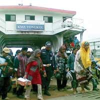 Warga Madura Toron, Dermaga Ujung Penuh Sesak