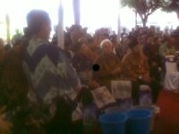 SBY & Para Menteri Berbecek-becek & Disuguhi Ember