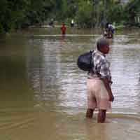 Wagub Jatim Beri Sumbangan Korban Banjir Pasuruan
