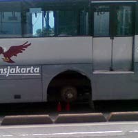 Bus TransJ Patah As di Halte Busway Buncit Indah