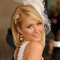 Paris Hilton Kepergok Pacar Baru Lip Sync  